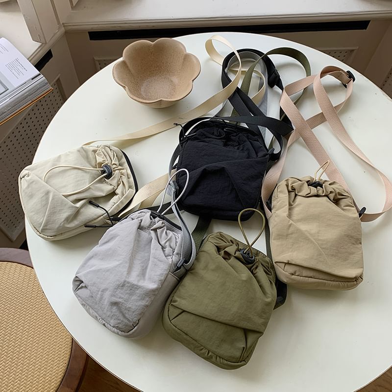 Bolso - Effen nylon crossbodytas met trekkoord