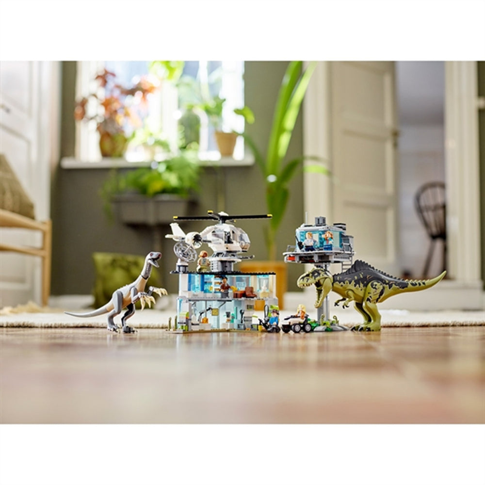 Køb LEGO® Jurassic World™ Giganotosaurus og Therizinosaurus Angreb