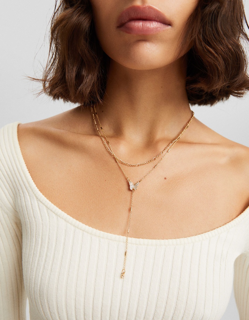 Conjunto de 4 colares com pingente e corrente.