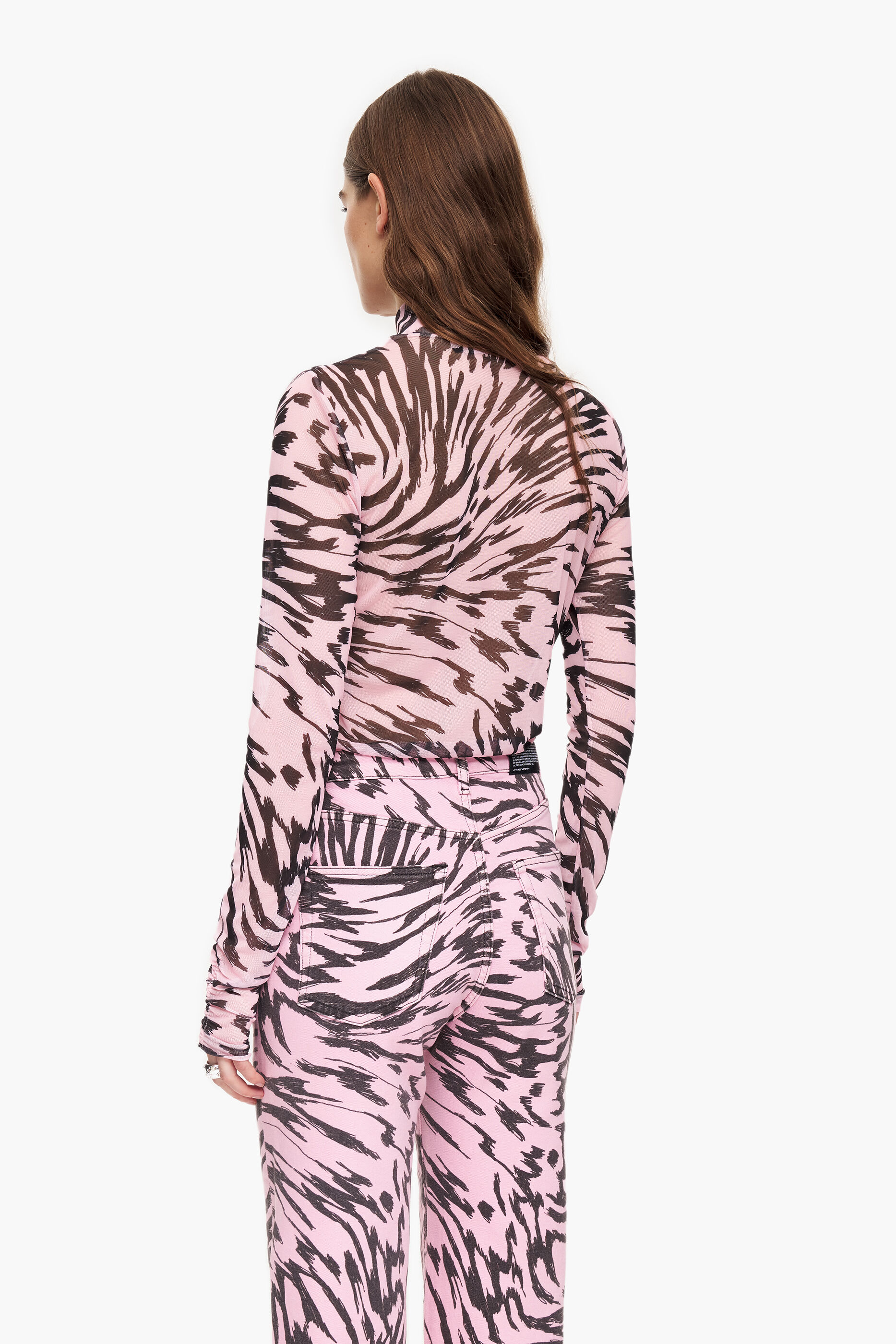 Camiseta justa com estampa de asas de borboleta rosa