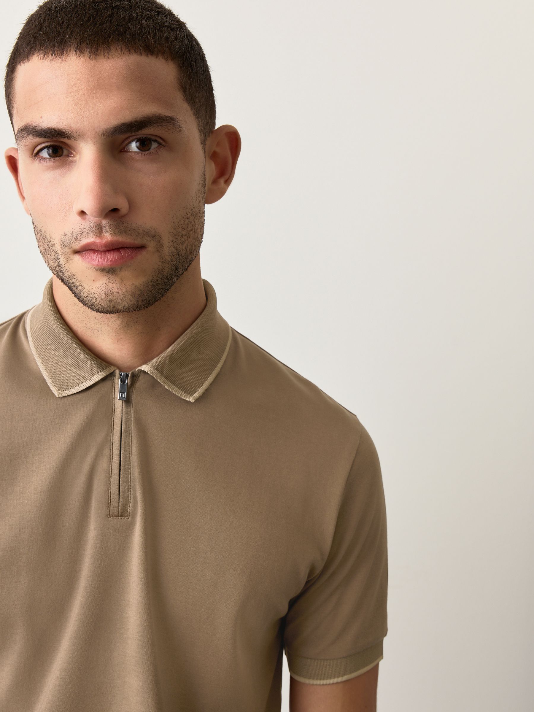 Bruin - Regular fit poloshirt met korte mouwen en contrasterende randen
