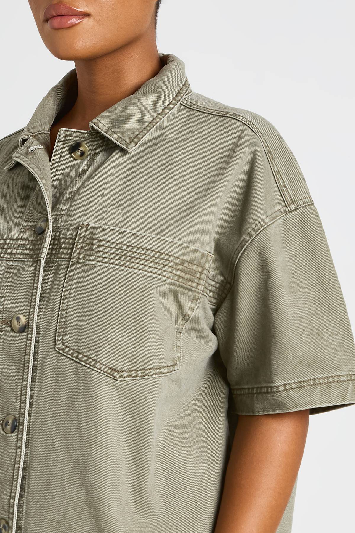 boohoo Chemise En Jean Délavé À Manches Courtes Grande Taille