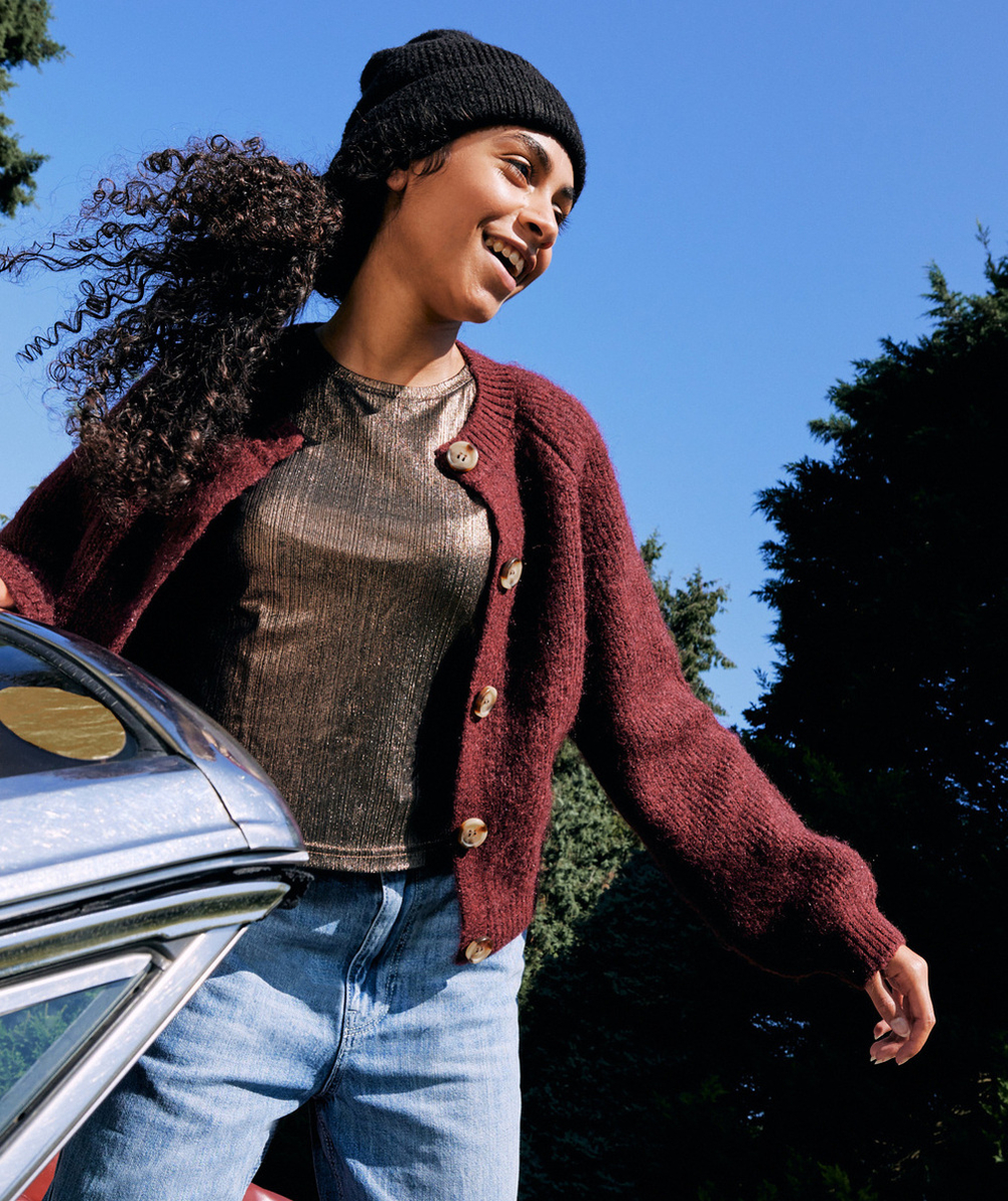 CARDIGAN TRICOT FILLE ROUGE FONCÉ AVEC BOUTONS EFFET ÉCAILLES