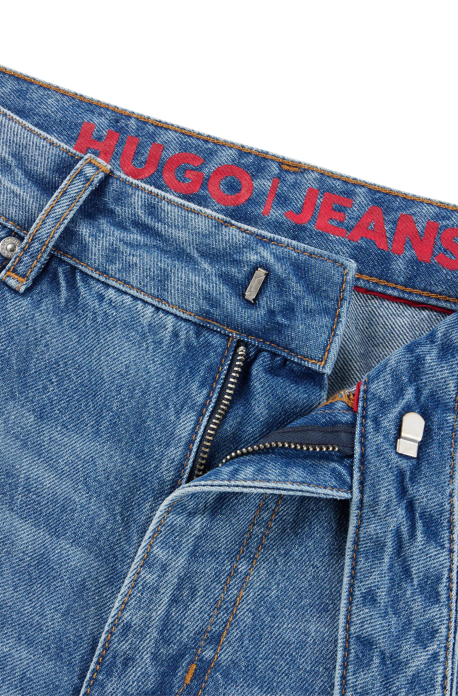 Calça jeans HUGO vermelha, modelagem oversized e pernas largas em denim azul médio.