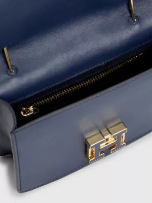 Bolsa transversal pequena de couro com fecho de pressão