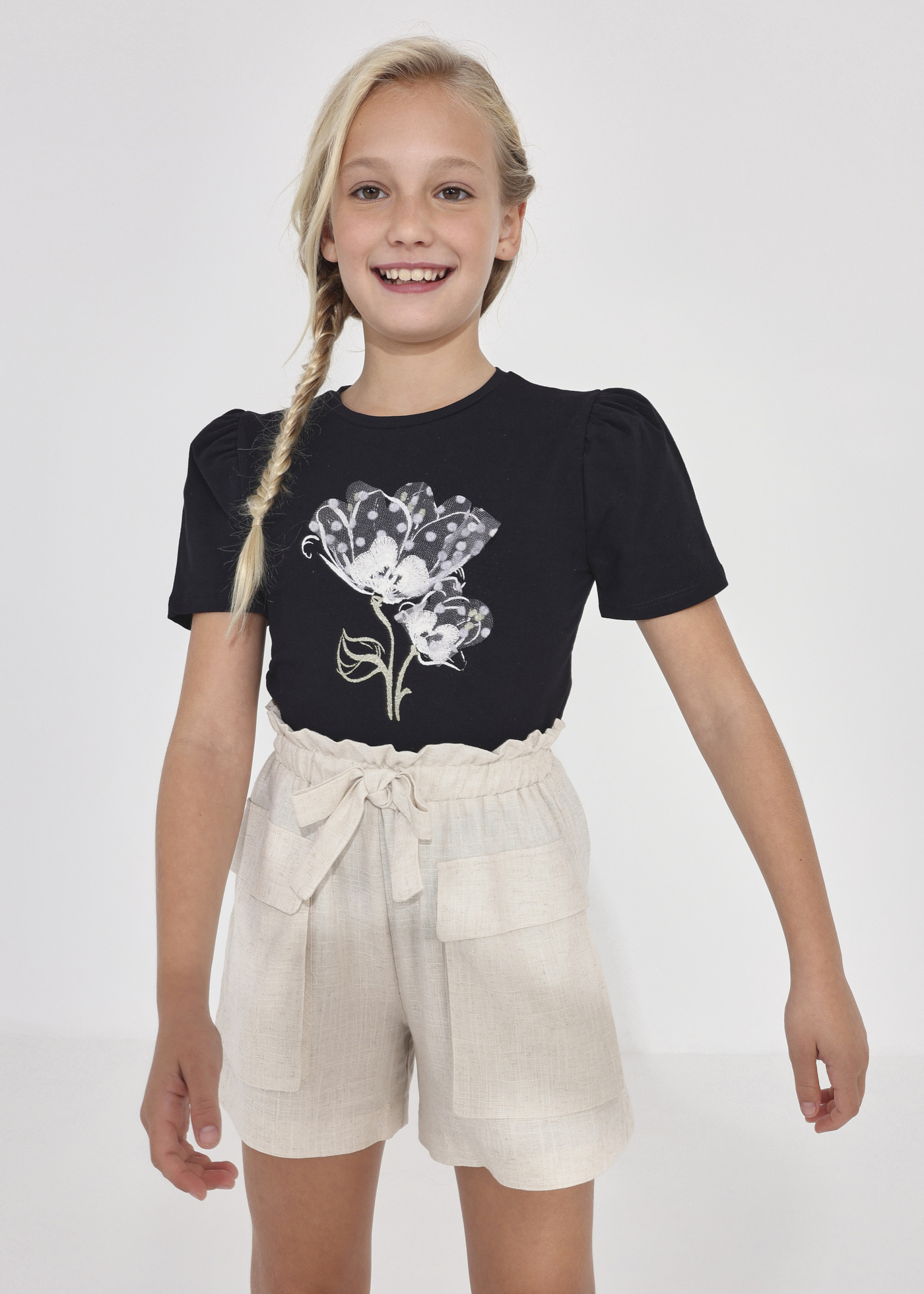 Camiseta de manga curta para meninas, feita de algodão sustentável.