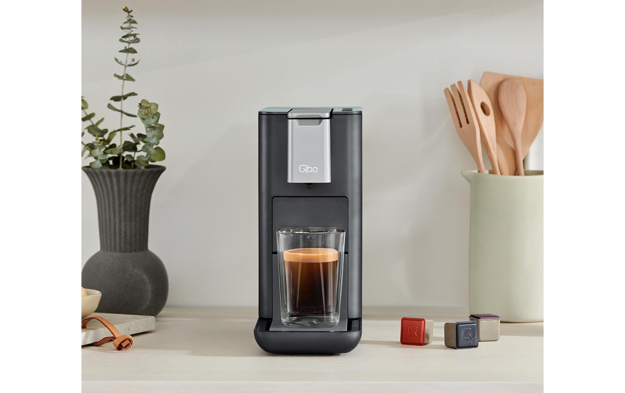 Portionskaffeemaschine Qbo Essential Dark Stone<br>Kapselmaschine mit patentierter PressBrew-Technologie