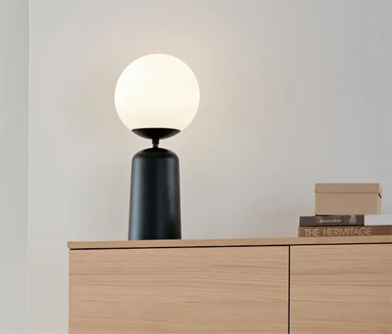 Tischleuchte mit Glaskugel, schwarz
