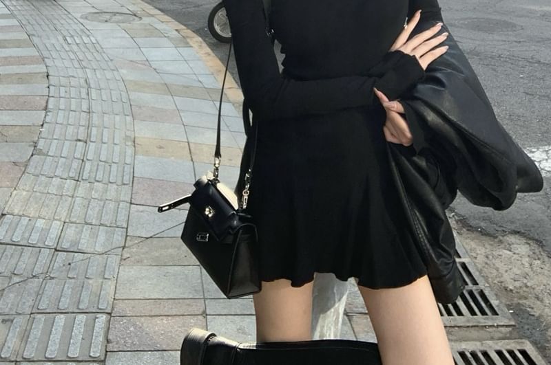 OUREA - Lange mouw off-shoulder effen mini A-lijn jurk