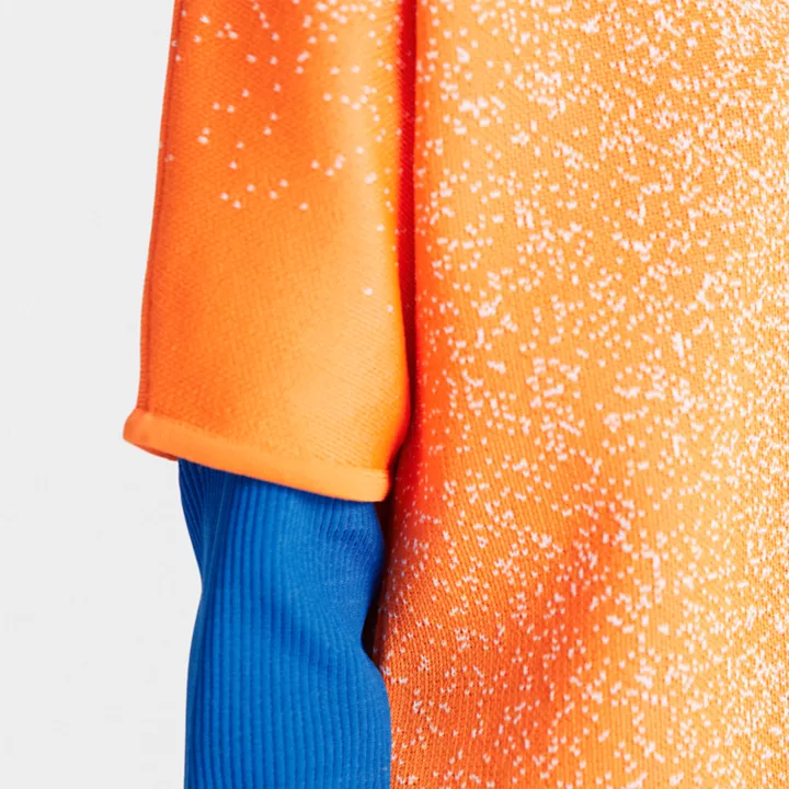 Camiseta feminina Timberland x Suzanne Oude Hengel Future73 SS Knit na cor laranja.