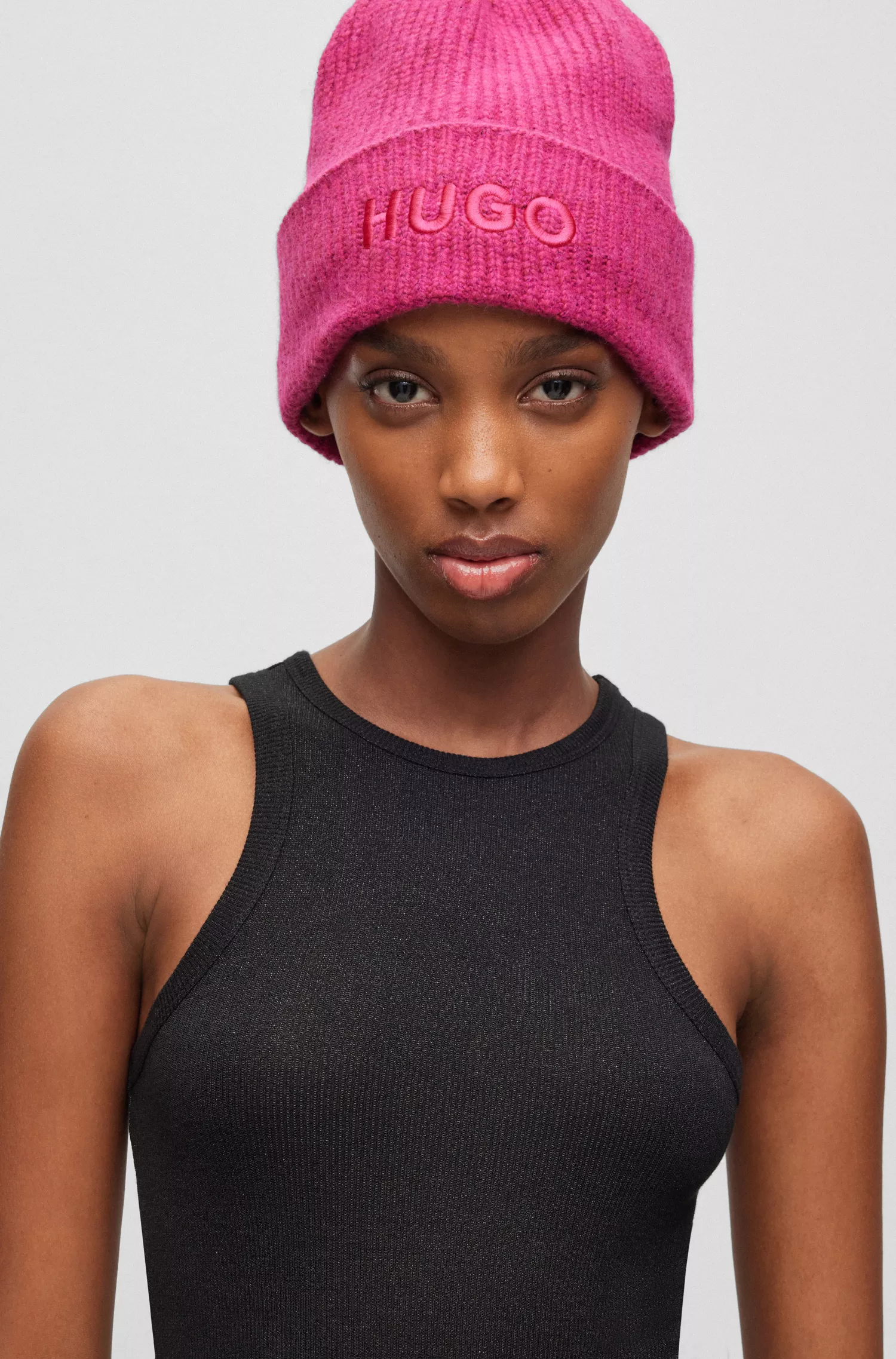 Gorro HUGO canelado vermelho com logotipo bordado