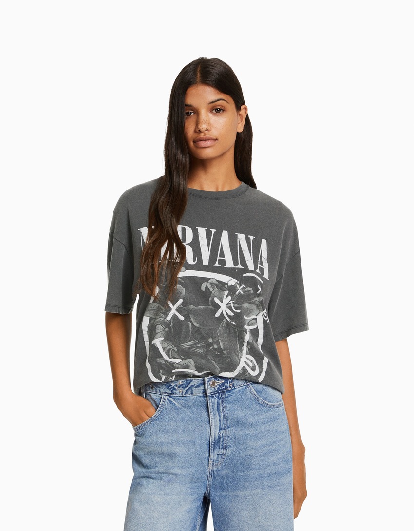 Camiseta Nirvana de manga curta e tamanho grande com estampa.