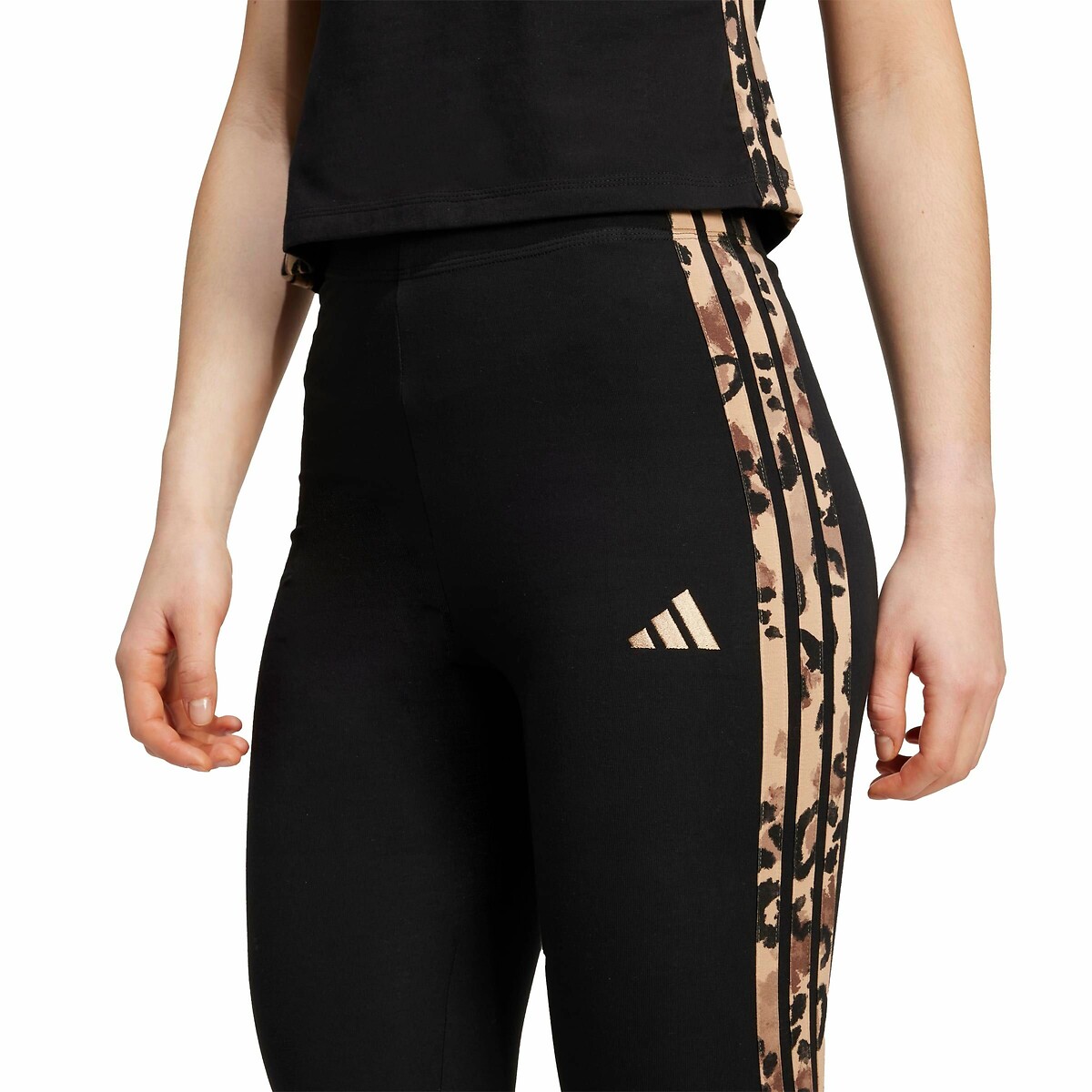 Calça legging ADIDAS SPORTSWEAR<br>Com estampa de leopardo e 3 listras