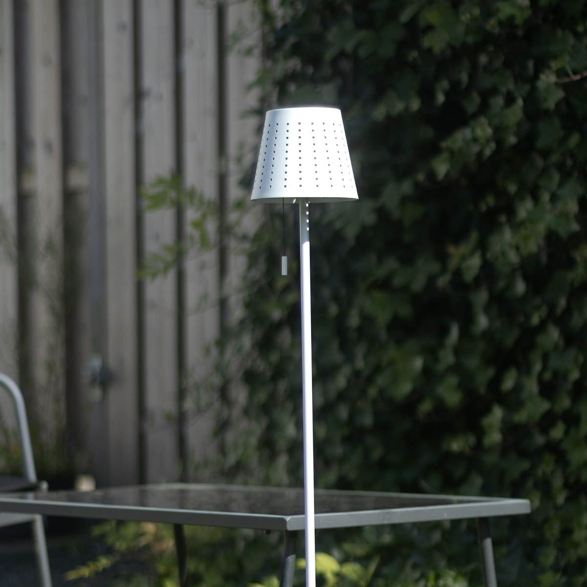 Buiten vloerlamp wit incl. LED 3-staps dimbaar op solar - Ferre