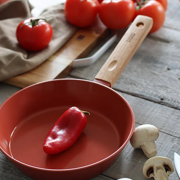 Poêle Ector induction aluminium revêtu manche en bois 20 cm rouge Ogo