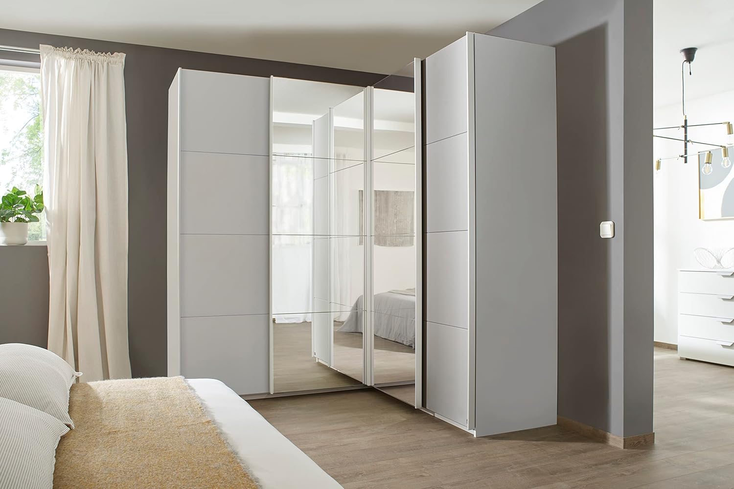 Rauch Möbel Quadra Schrank Eckschrank Schwebetürenschrank, Grau, 4-TRG. mit Spiegel, inkl. 2 Kleiderstangen, 12 Einlegeböden, BxHxT 181x229x187 cm