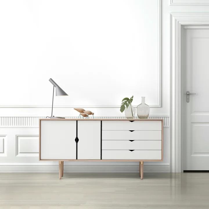 Andersen Furniture - S6 Sideboard, Eiche geseift / Fronten alpino (weiss)