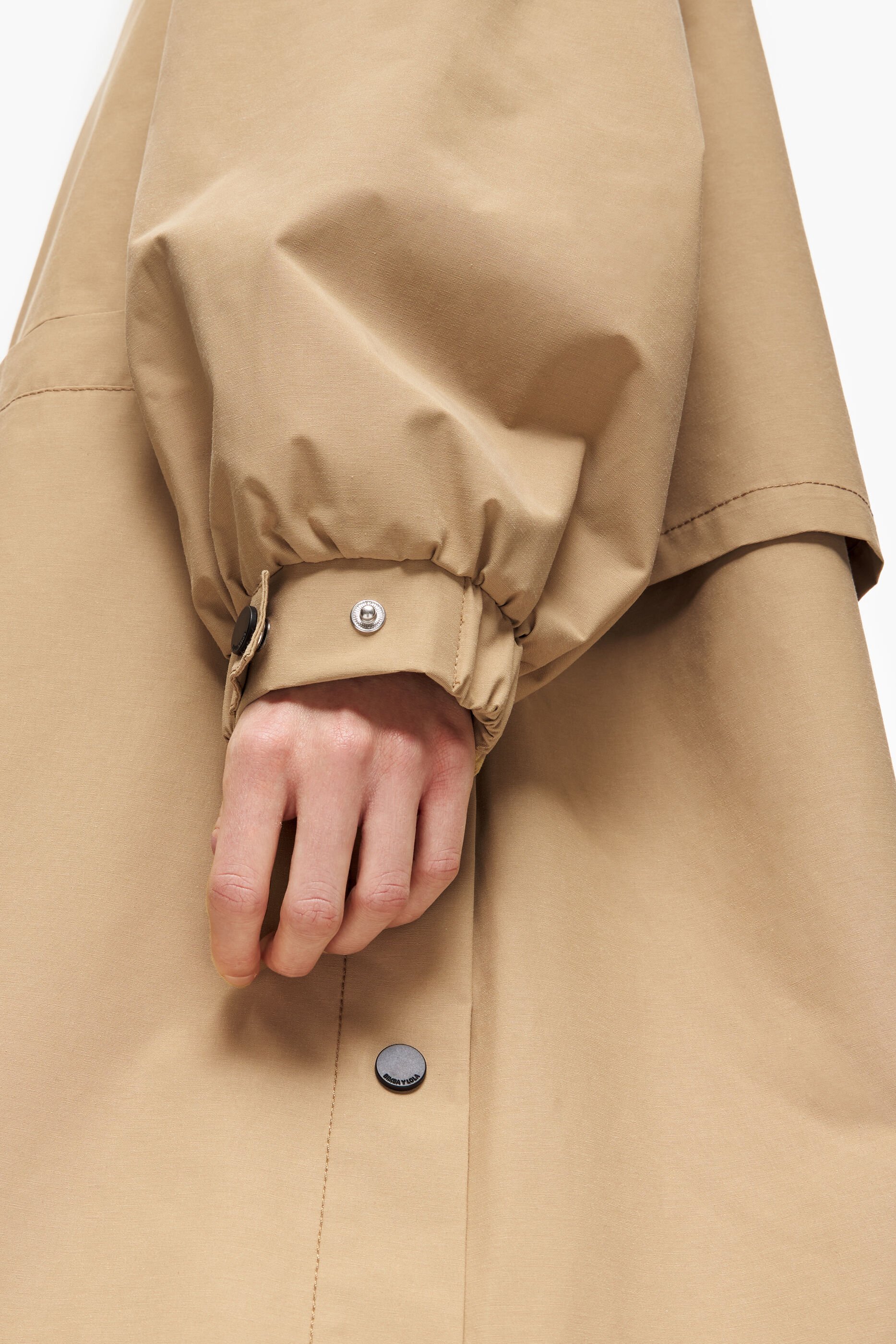 Trench coat cor camelo com boca de sino