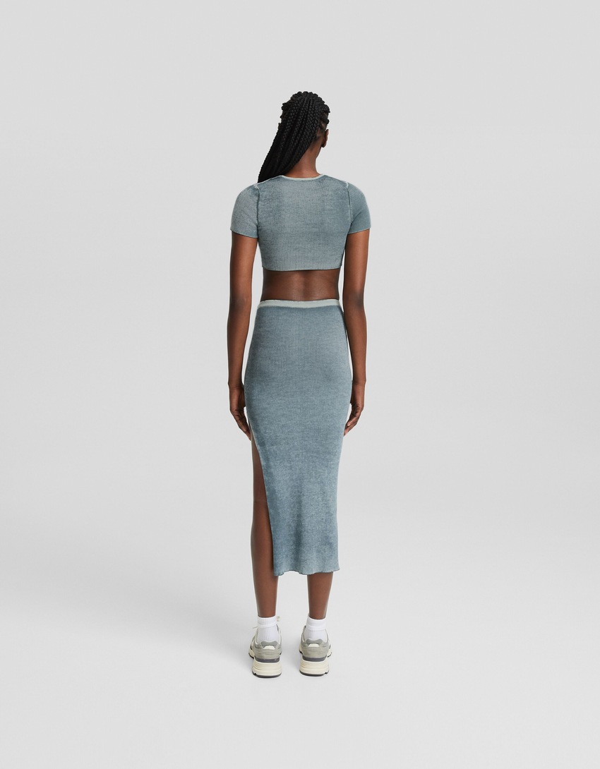 Vestido midi de malha com efeito desbotado e recorte.