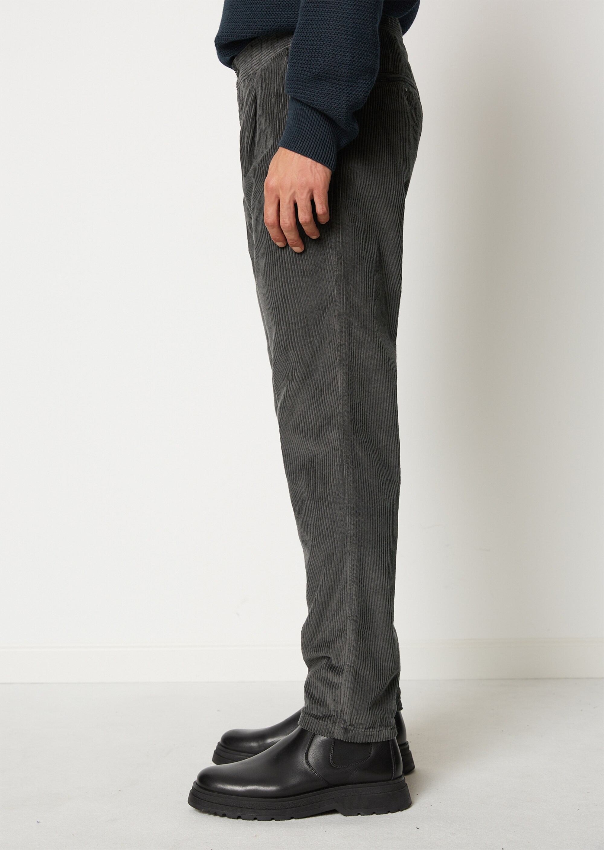 Cordhose Modell OSBY jogger tapered aus reiner Bio-Baumwolle