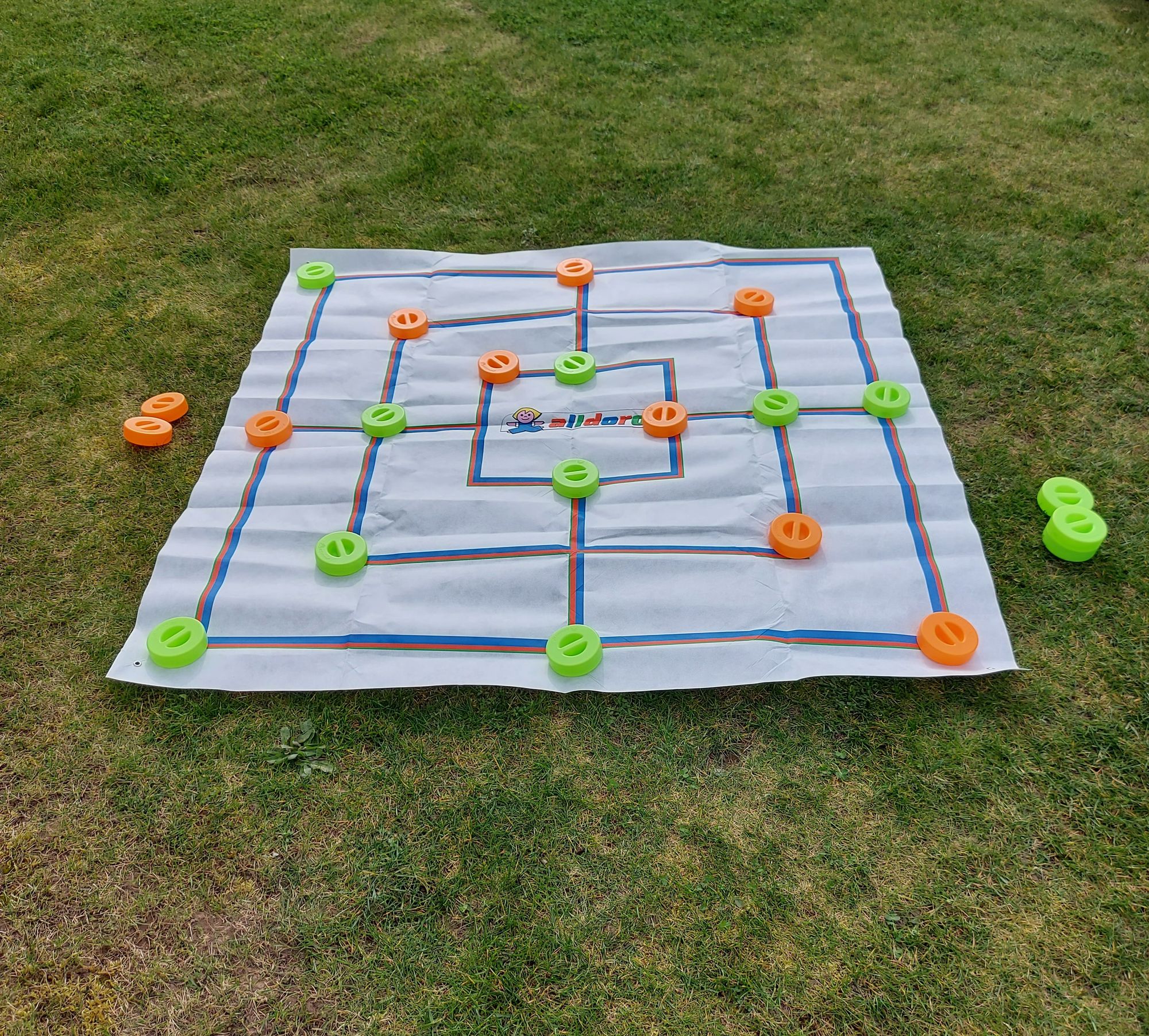 alldoro - XXL Mühle & Dame mit Tragetasche, inkl. 2 in 1 Spielfeld (158x158cm), 24 Spielsteine mit Griff, 4 Heringe