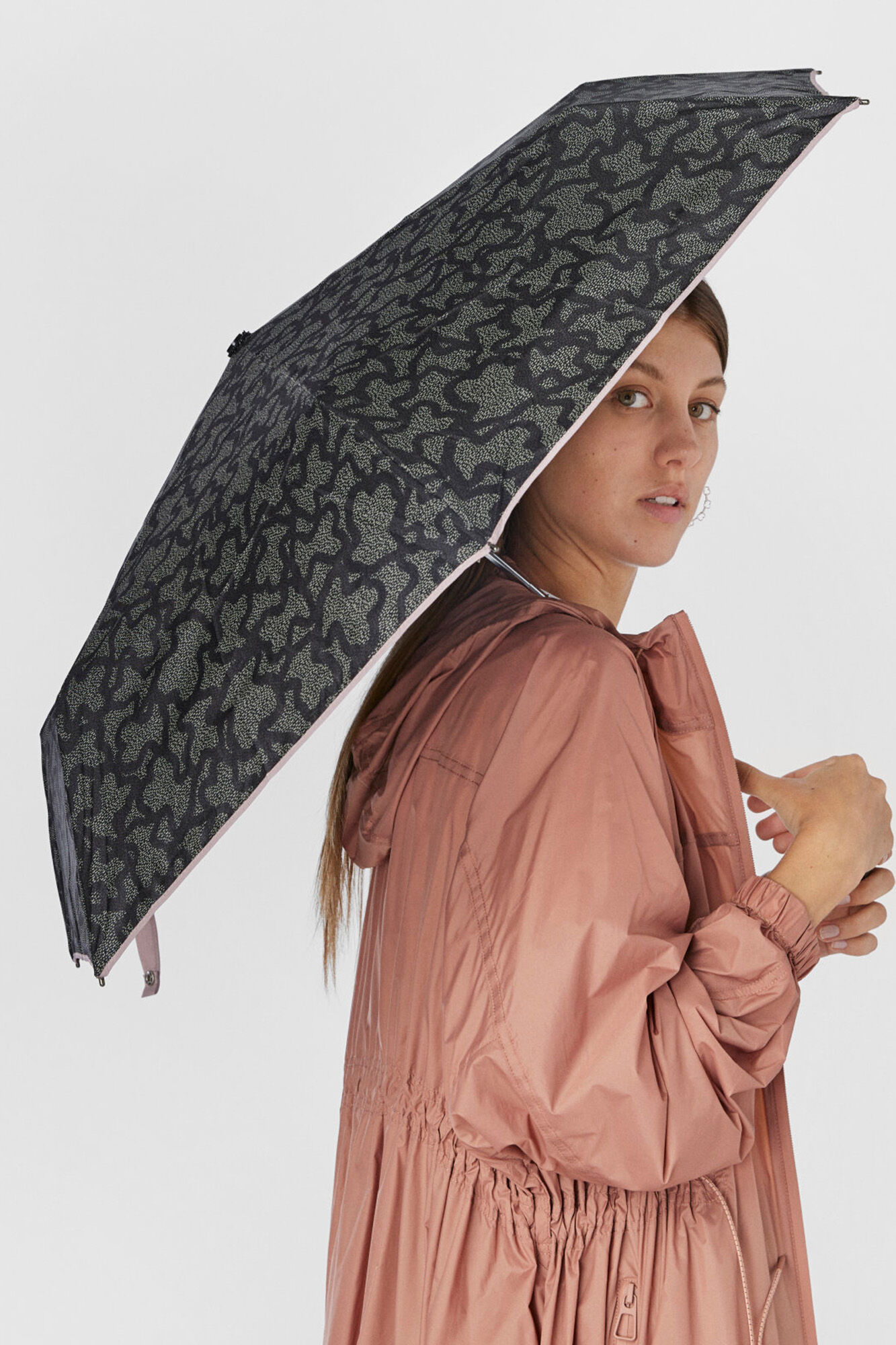 Camiseta com estampa de guarda-chuva dobrável preto - Preto