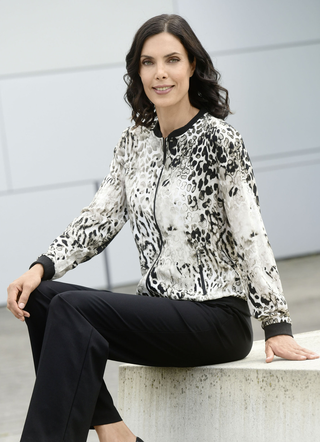 Blusenjacke mit schwarzem Rippenstrick