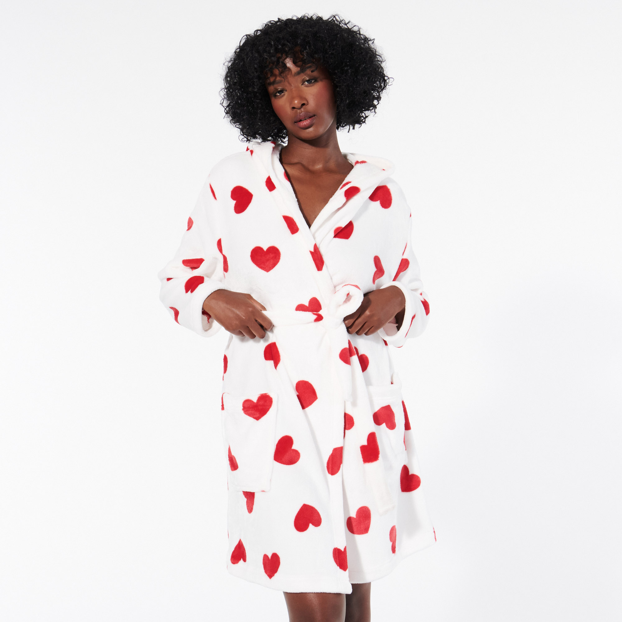 Peignoir polaire à motifs coeurs.