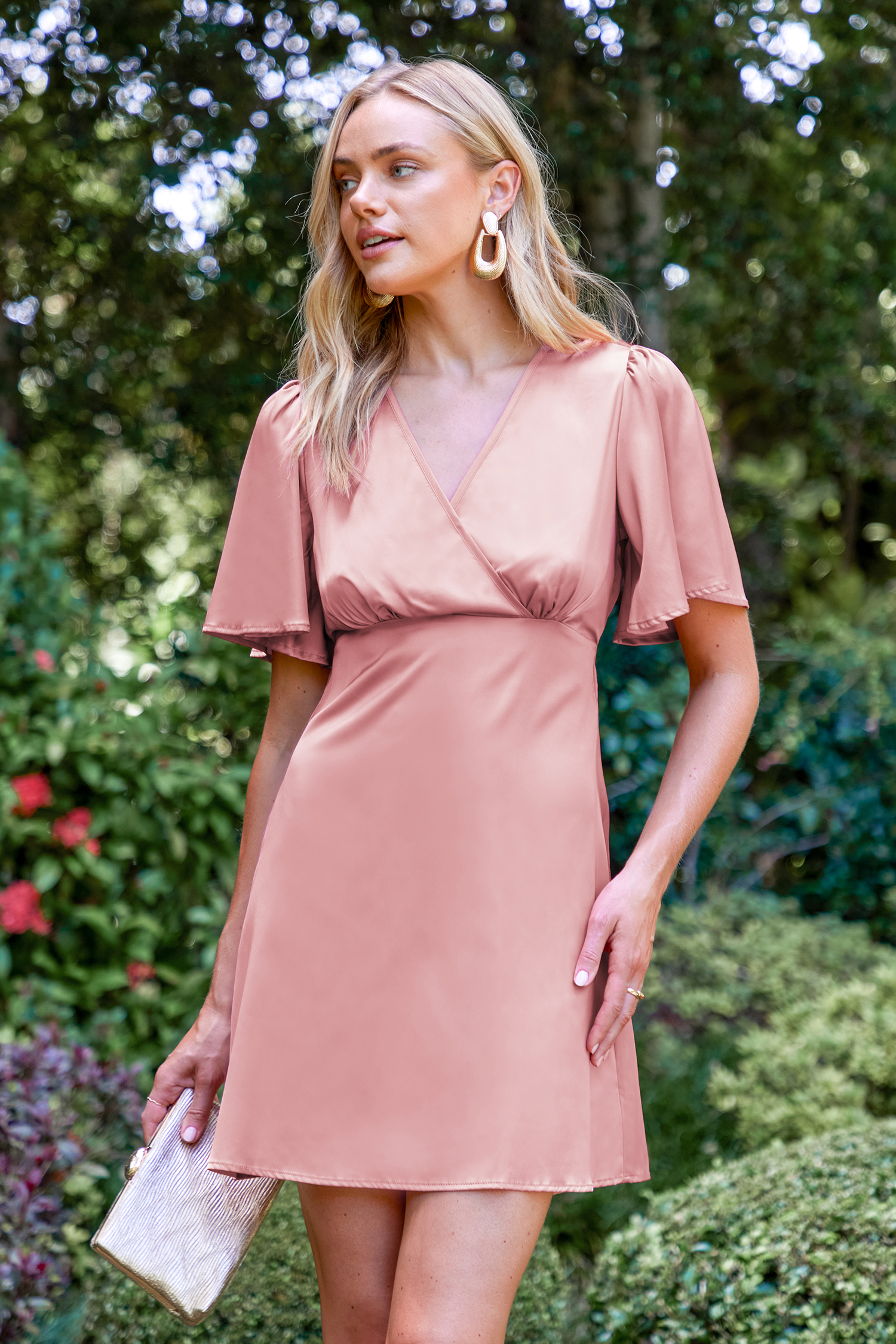Robe mini avec col surplis et manches évasées