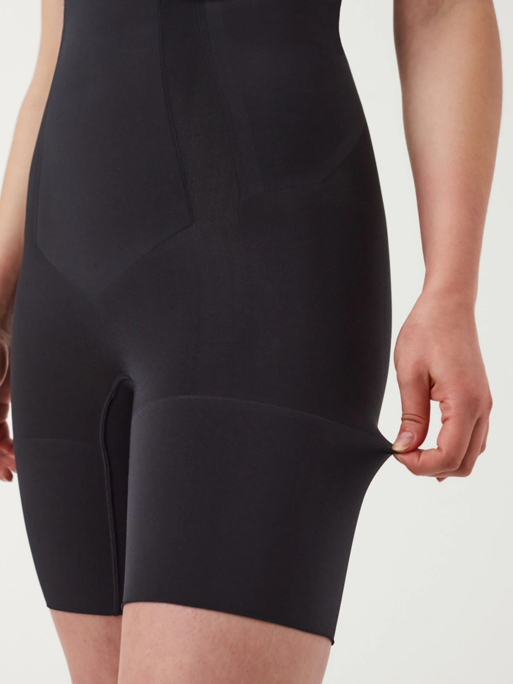 Zwart - SPANX SPANXsculpt™ OnCore short met hoge taille tot halverwege de dij