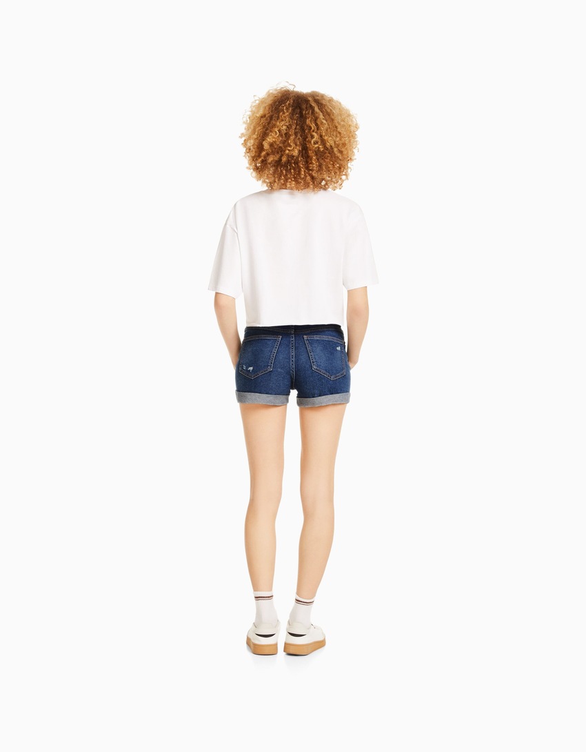 Shorts jeans com a barra dobrada