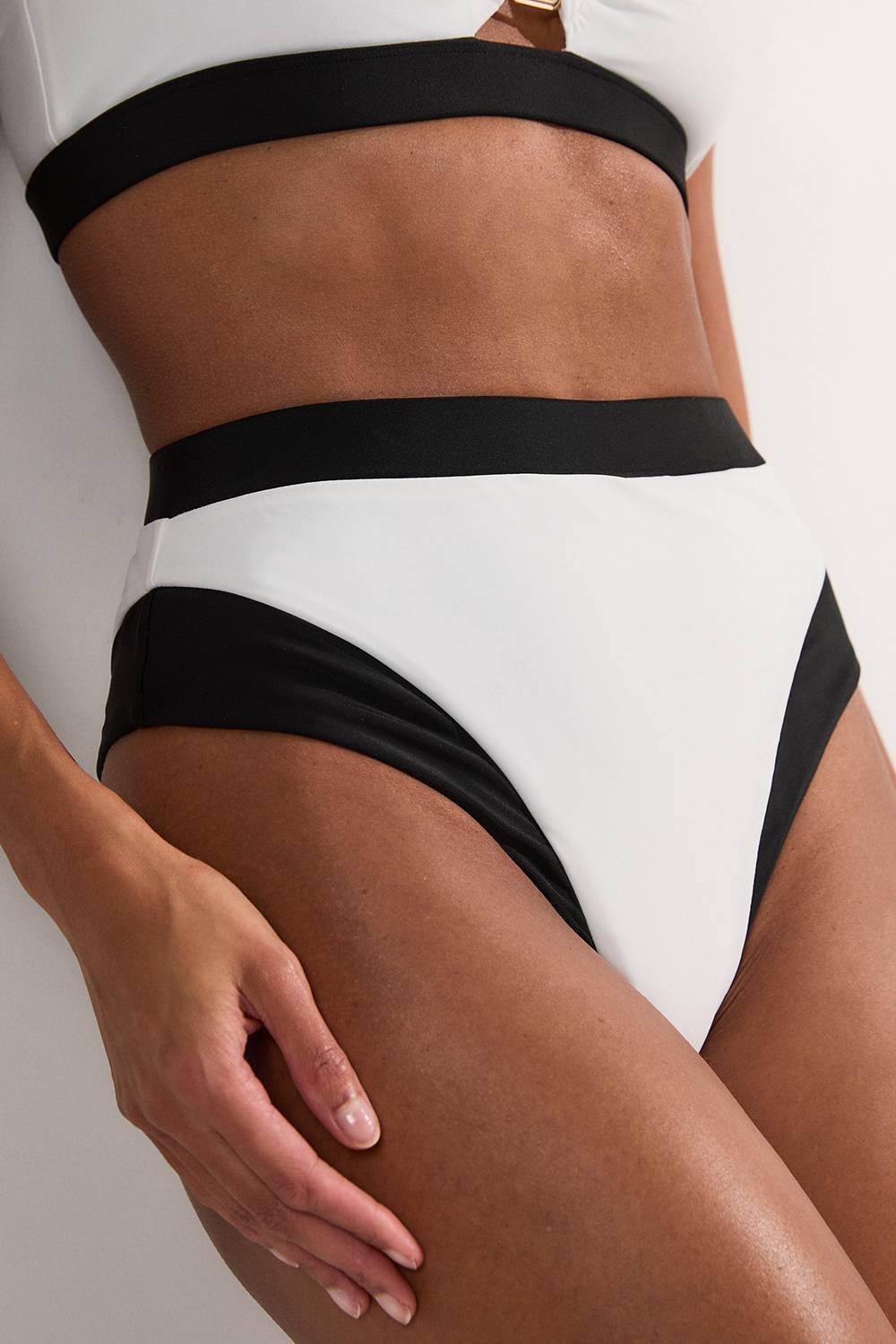 KarenMillen Bas de bikini à coupe haute avec bordure contrastante