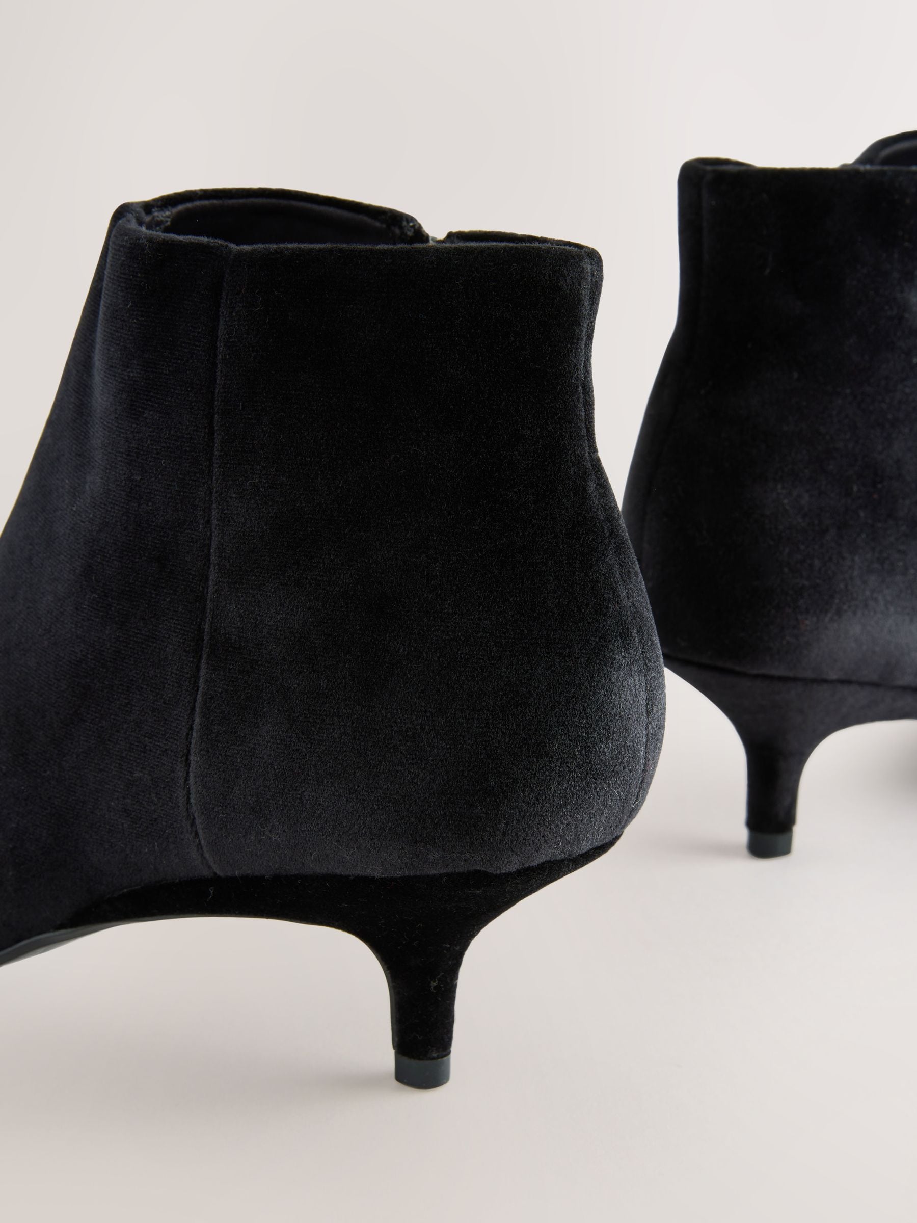 Zwart fluweel - Forever Comfort® enkellaarzen met lage hak