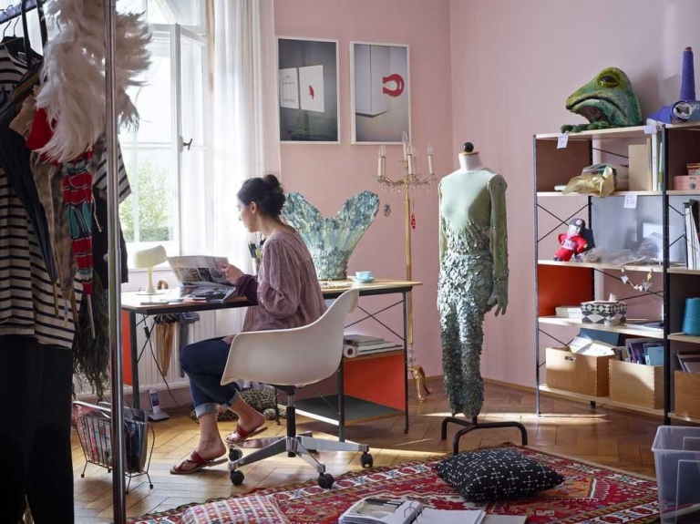 Vitra Eames PACC stoel, draaibaar met wielen zwart