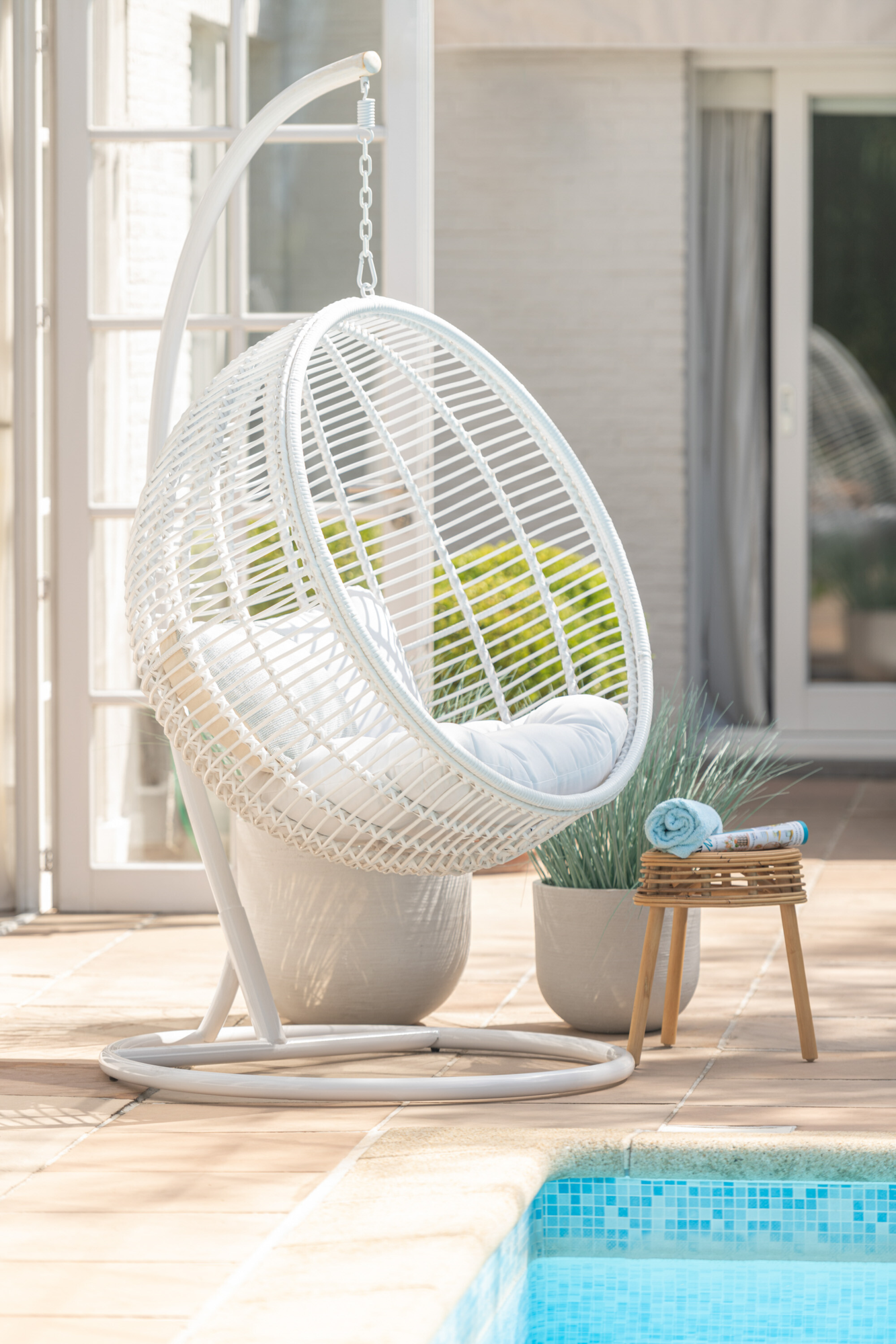 Hangstoel Rond staal Wit