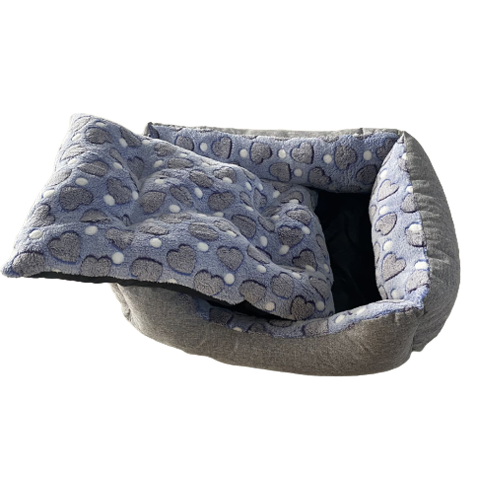 Cama retangular para animais de estimação com forro de pelúcia. Estampa de corações.