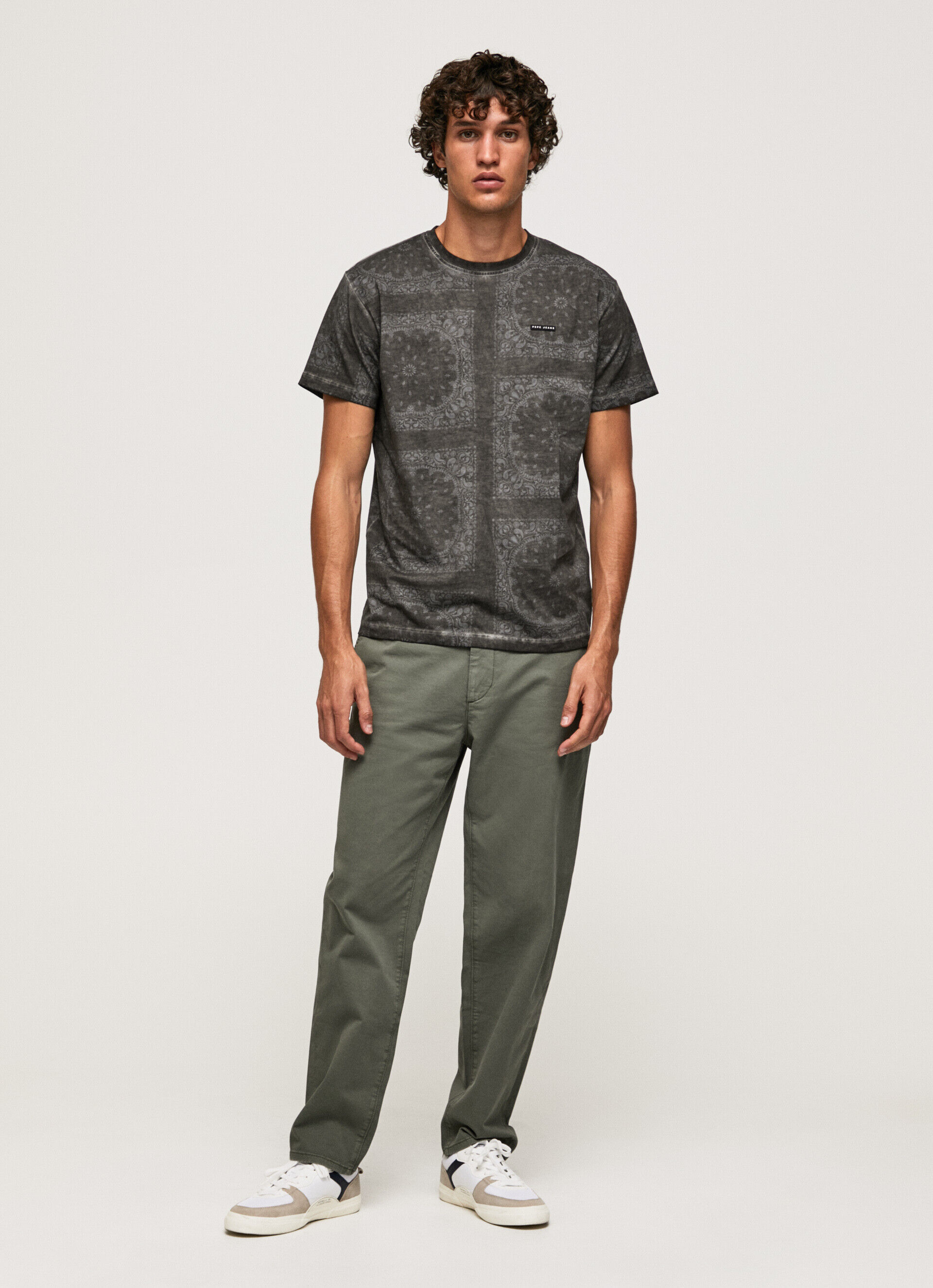 Camiseta de algodão com estampa de bandana - preta lavada