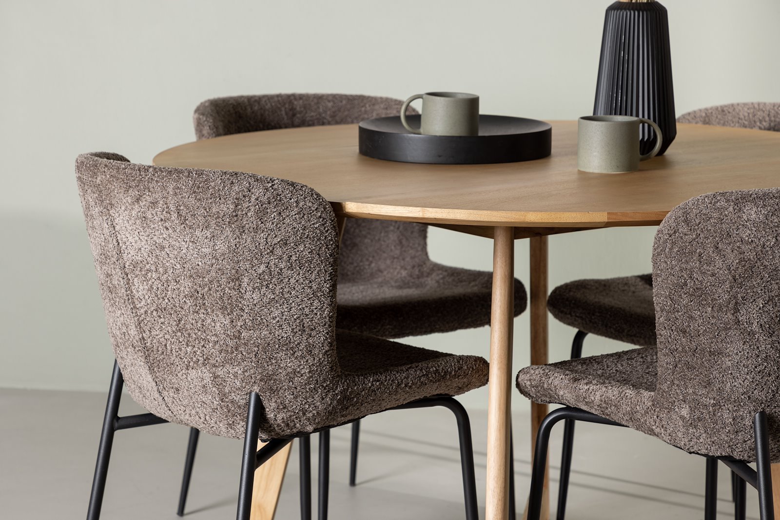 Yakidon og Modesto Spisegruppe Yakidon rundt spisebord Ø120cm i eik med 4 stk. Modesto spisestoler i Mørk Grå bouclé og sorte ben.