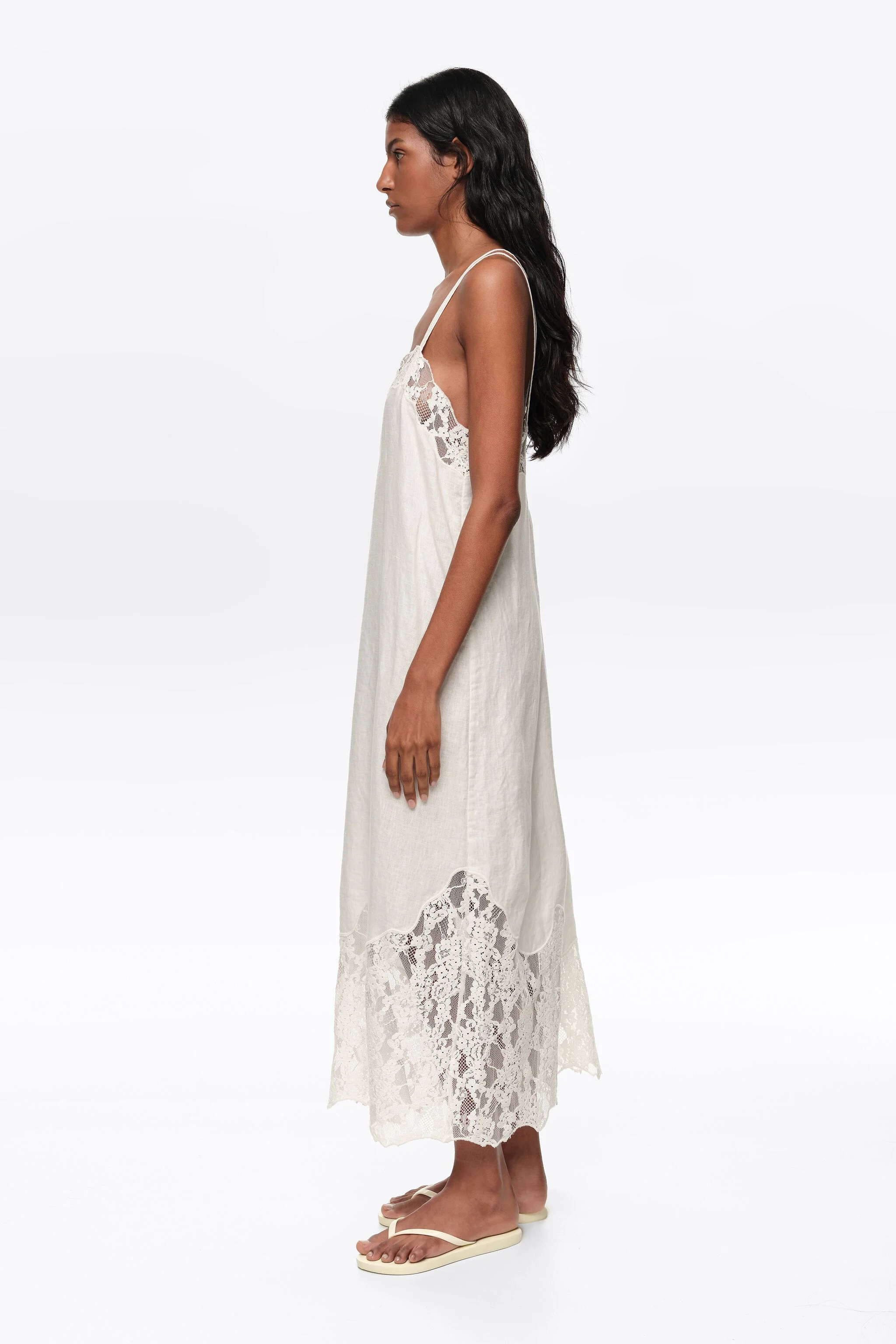 Vestido midi de linho branco lavado com renda