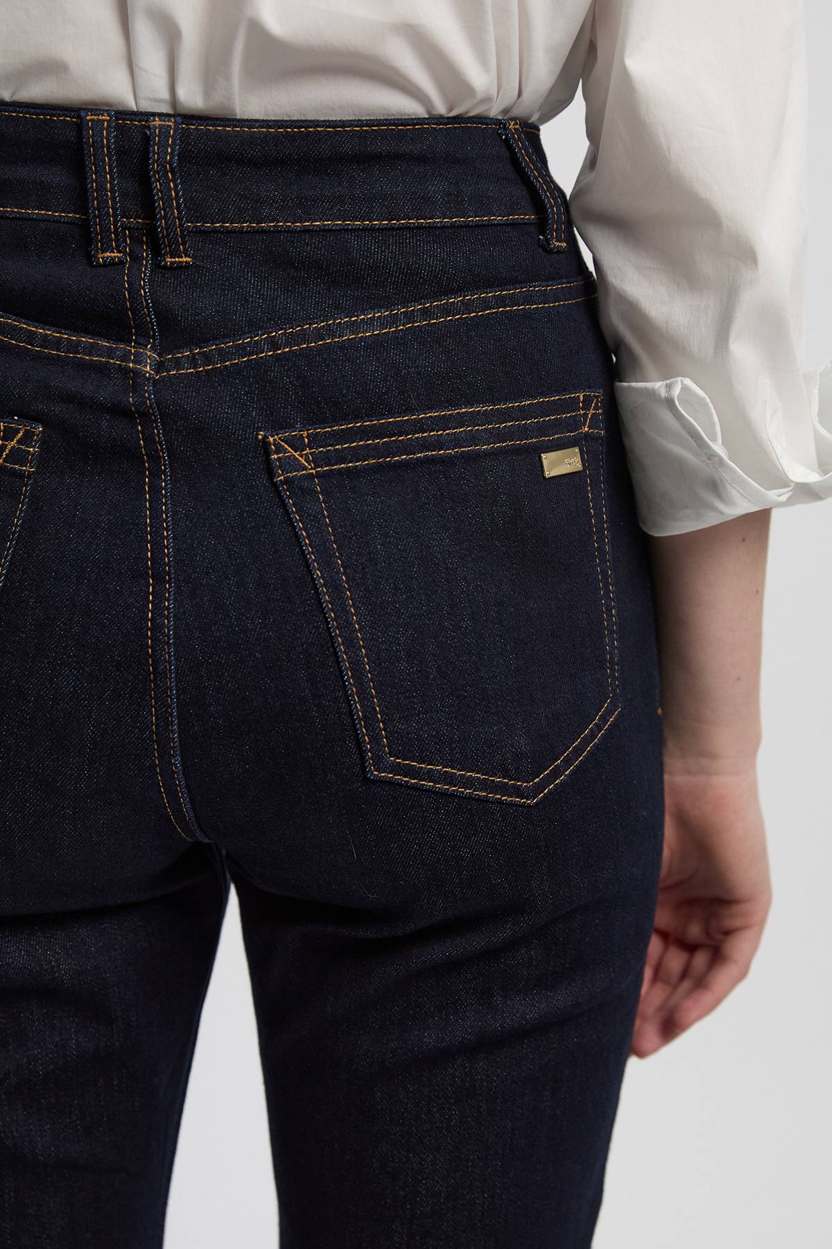 KarenMillen Jean Évasé en Denim Stretch avec Plis Piqués