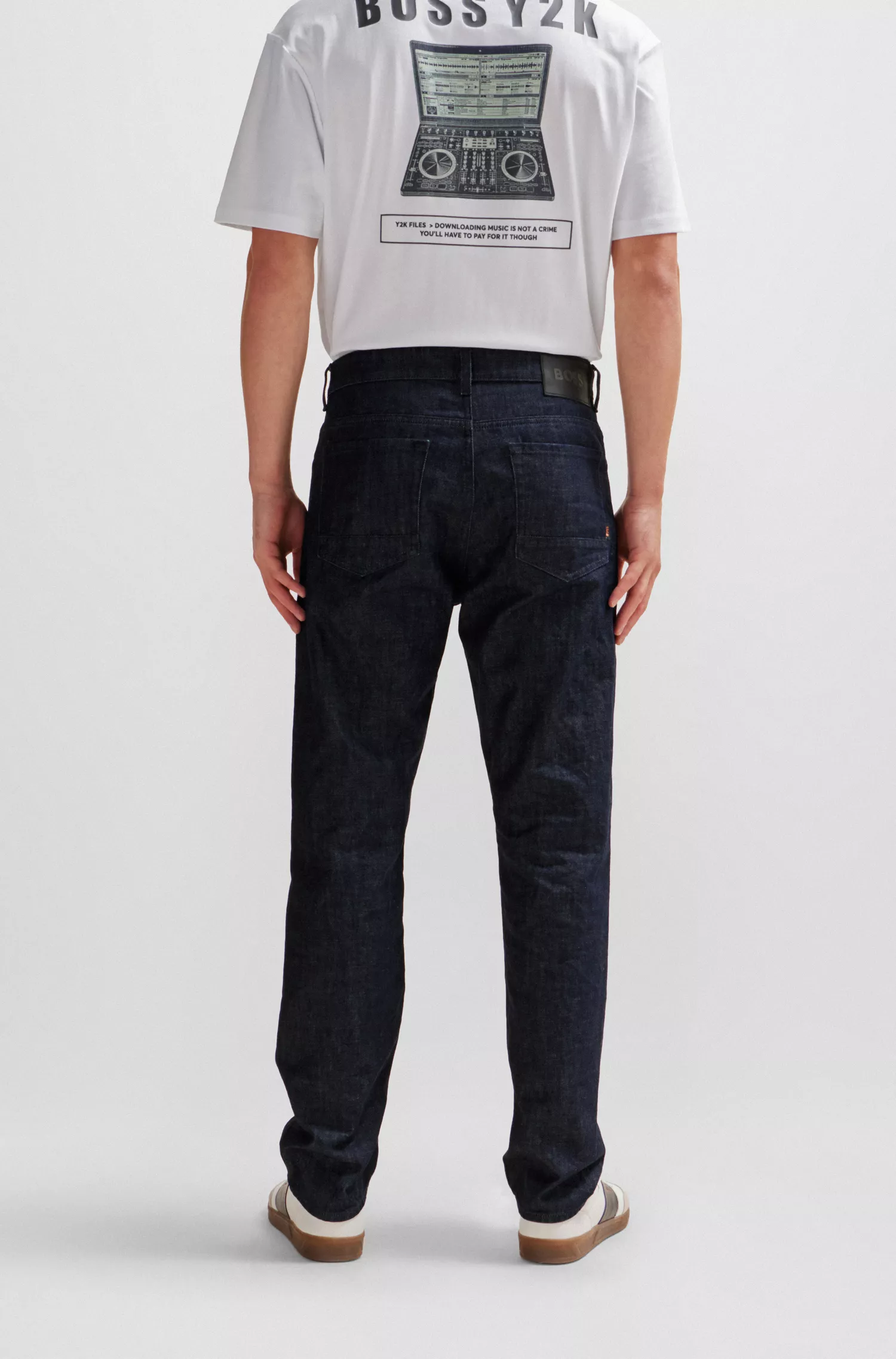 Calça jeans BOSS laranja, modelagem relaxada, em denim azul rígido com efeito amassado.