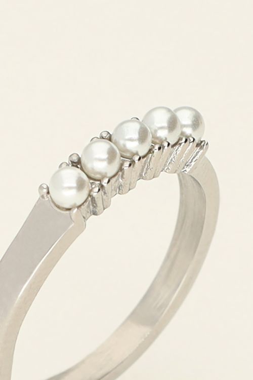 Ring met 5 parels