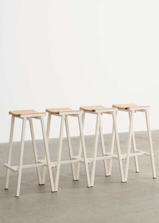 Hay Taburete 8 barkruk H75 gelakt eiken Eggshell