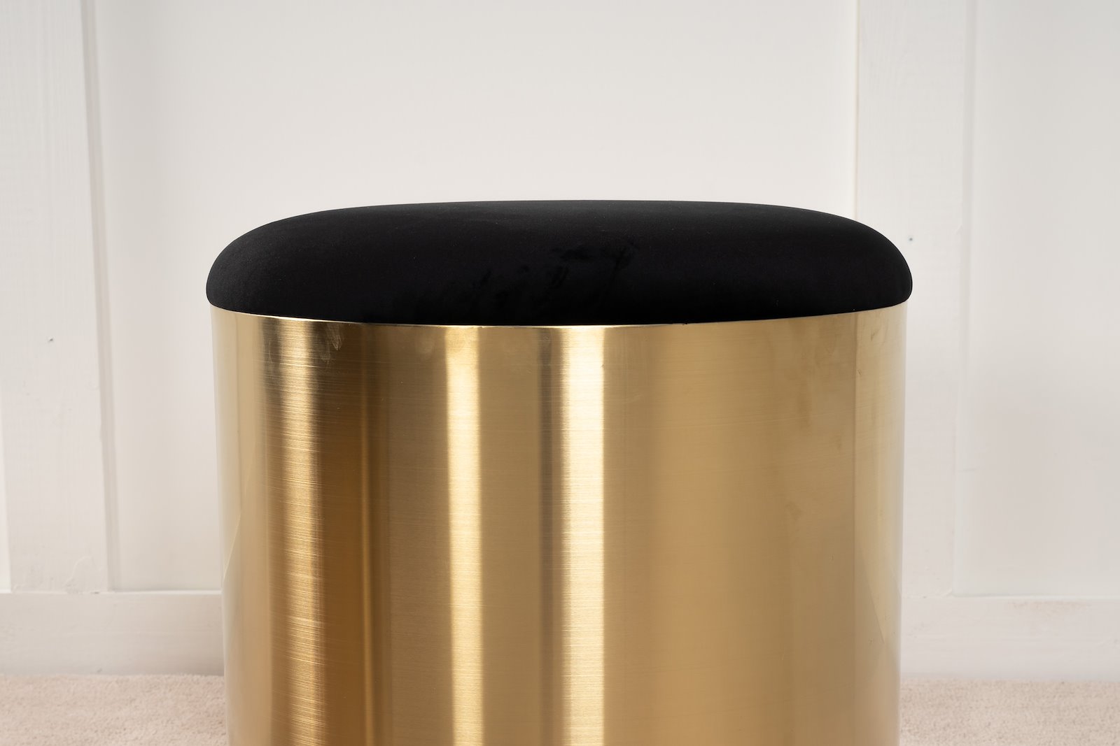 Shiny puff Sort og messing farget, ø45cm\n