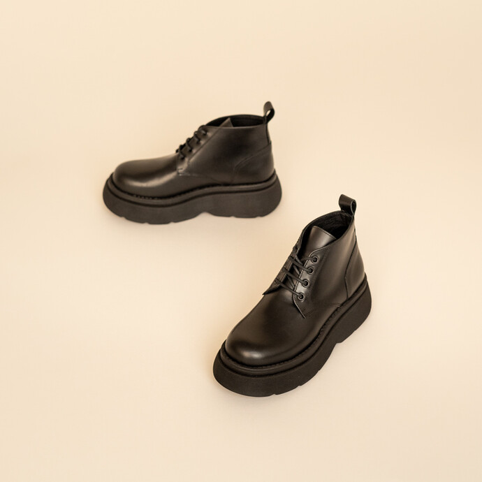 Boots à lacets et plateformes  en cuir glacé noir