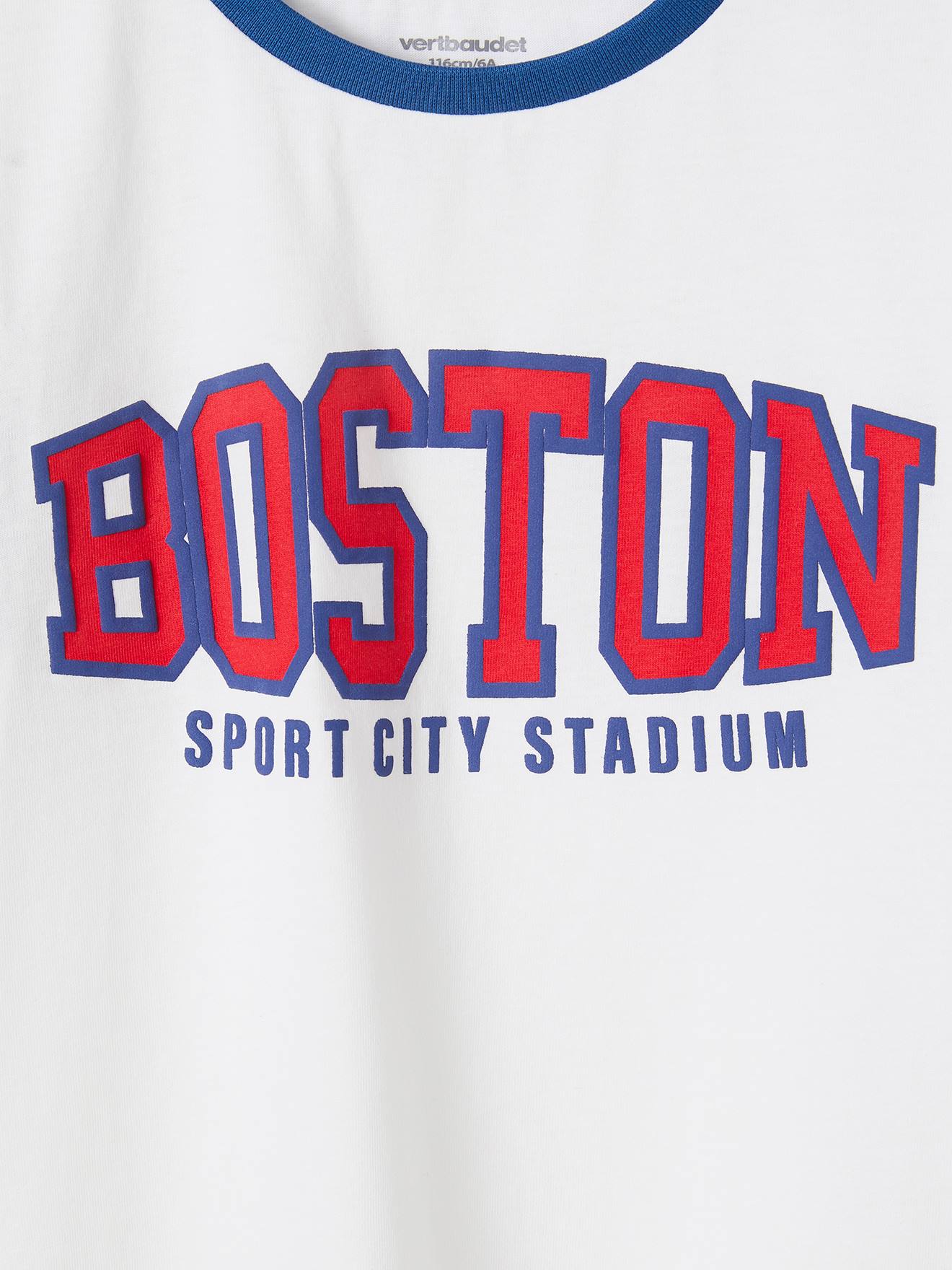 Camiseta esportiva Boston de manga curta com detalhes contrastantes para meninos, branca