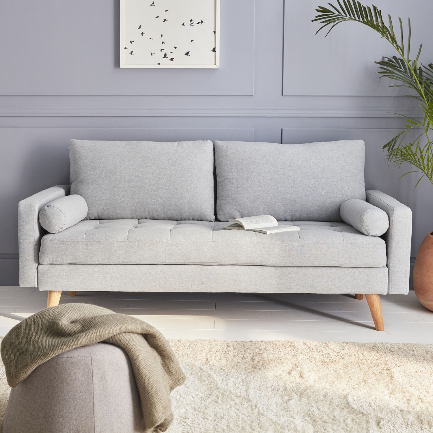Canapé en tissu gris clair. 3 places scandinave fixe. Droit. Pieds bois