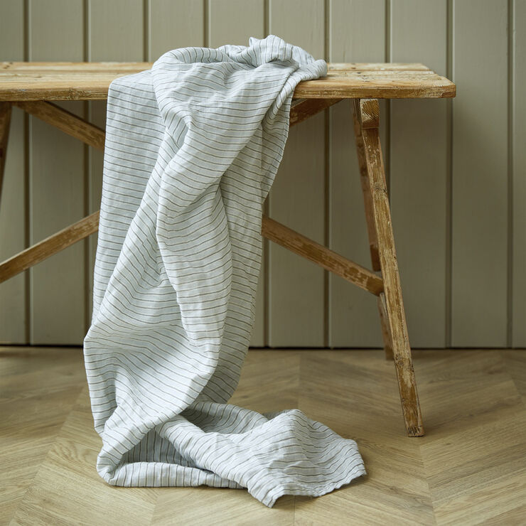 by KlipKlap Sengetøj voksen Alfred stripe moon grey