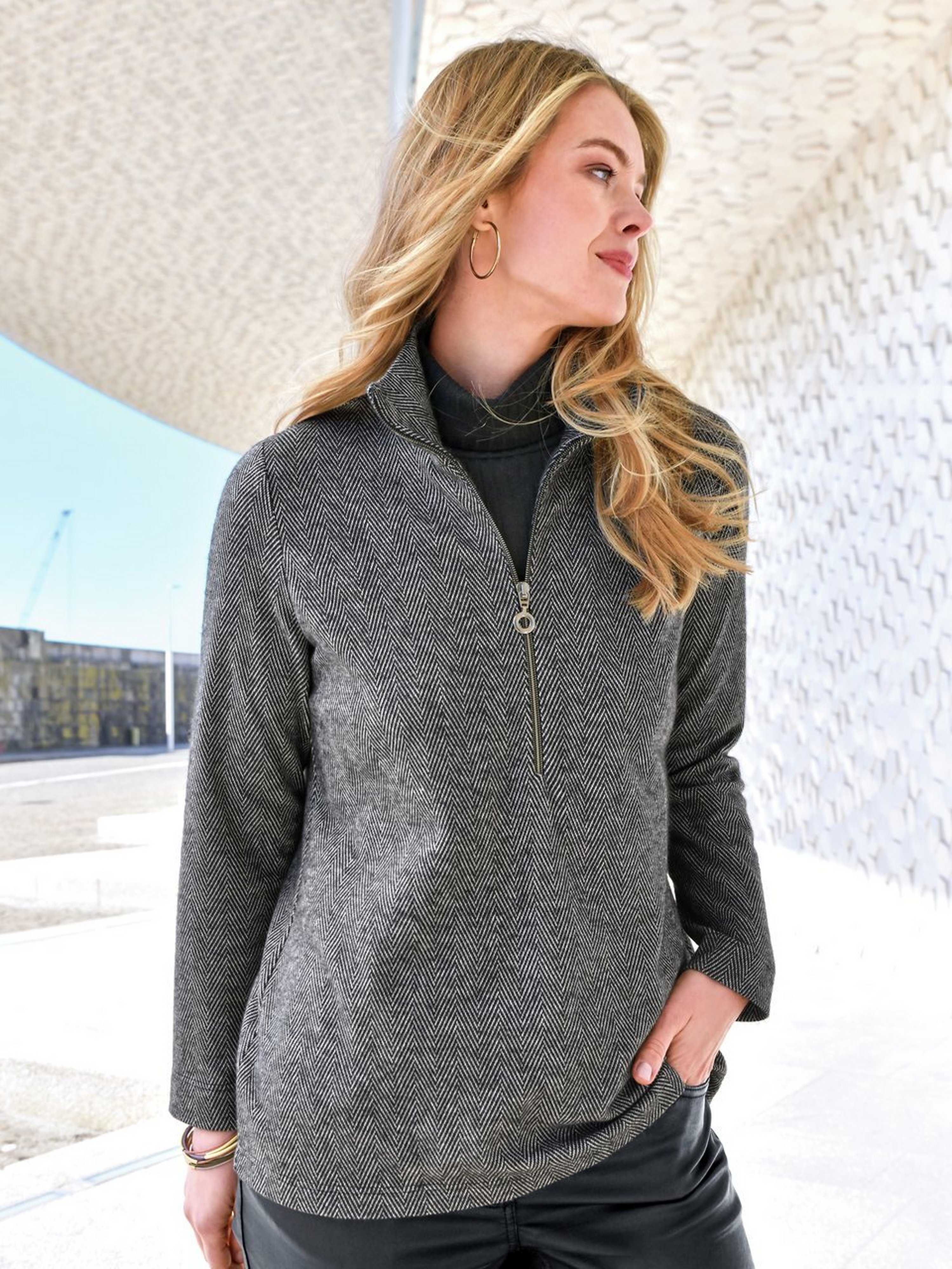 Sweatshirt