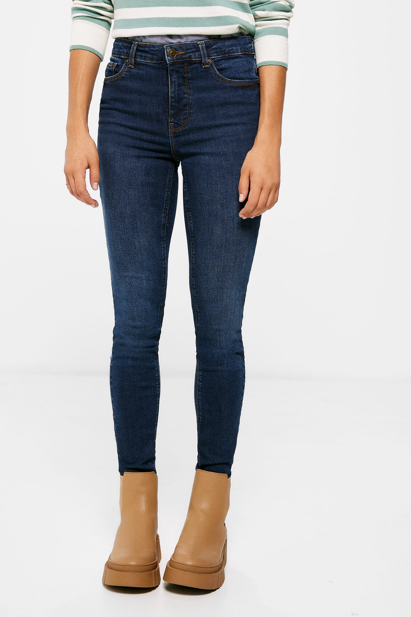 Calça jeans push-up, lavagem sustentável